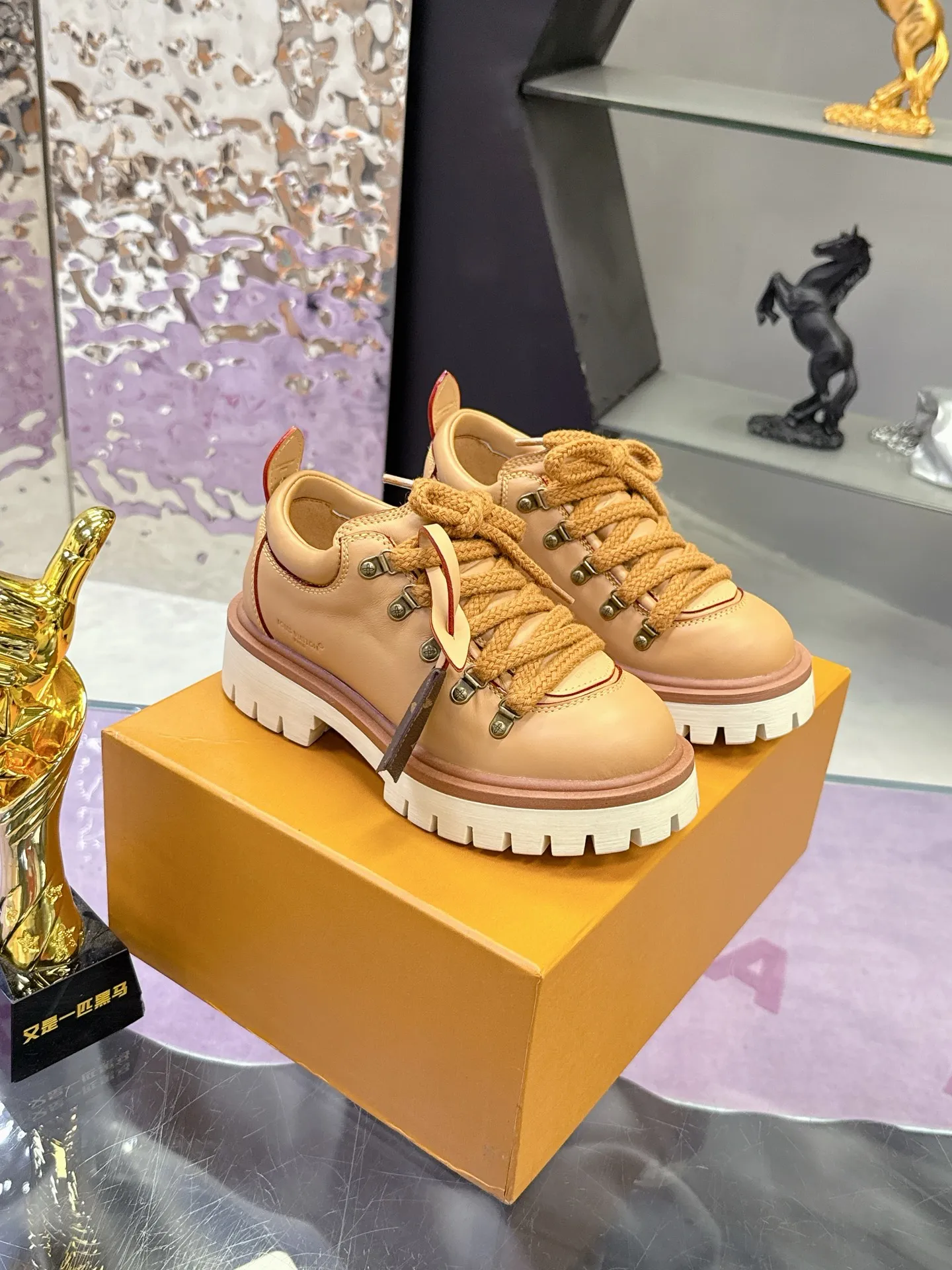 Factory price: 700💰 LV | Louis Vuitton 🧡💚2025 autumn and winter new style, top version ⚠️ The counter features the latest LV REMIX lace-up mountaineering derby shoes, new hard goods 🆕 ❥BS purchasing level! Full of high-end feel! A popular model among bloggers at home and abroad, it’s retro and fashionable, and looks stunning on your feet! Mainly recommended model on the official website★ ▪️Upper: top-quality first-layer cowhide ▪️Inner lining: imported sheepskin ▪️Outsole: original molded T men's shoes 💰U anti-slip outsole ▪️Sole height: 3.5cm ▪️Shoe size: Female 35-41 (41 customized, non-refundable) Male 39-45 (46 customized, non-refundable)